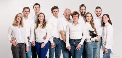 Familieportret: 5 zoons en dame. En een hond.