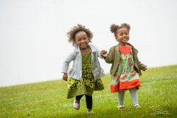 Familieportret Meisjes op groene hevel