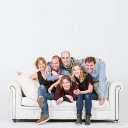 Familieportret in studio op bank