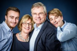 Familieportret: vader, moeder en twee studerende zoons