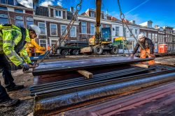 Foto gemaakt voor een projectontwikkelaar. De damwanden worden geplaatst op zo'n manier dat de huizen die dichtbij staan er geen last van hebben.