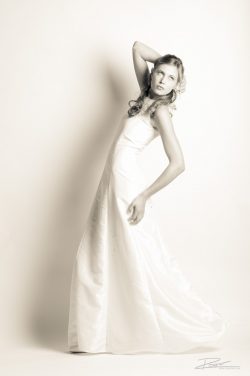 Model fotoshoot bruidsjurk in studio-1