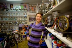 Wielrenster Marianne Vos in haar prijzenkast