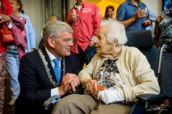 Burgemeester van Zanen met bewoonster verzorgingstehuis