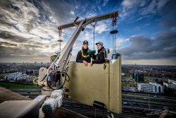 Reportagefotografie - glazenwassers hoog boven Rotterdam