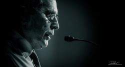 De directeur aan het woord tijdens de jaarvergadering