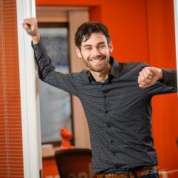 Ontspannen portret op locatie bij een communicatiebureau in Gouda