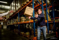 Productiemedewerkers in het magazijn