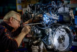 Industriële fotografie: monteur onderzoekt motorblok