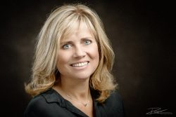 Deze dame was ongelukkig met de foto die de fotograaf van de partij had gemaakt. Dat moest even over. En toen ik die foto zag kon ik haar geen ongelijk geven. Gelukkig was ze dolblij met de portretfoto's die ik van haar maakte!