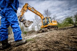 Bouw fotograaf - het afgraven van vervuilde grond