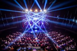 De foto maakte ik tijdens het gala Uitreiking van de RadioRing in Theater Gooiland. Het theater had alles dat ze in huis hadden op het gebied van licht uit de kast getrokken. Dan heb je een heel ervaren fotograaf nodig om dat mooi in beeld te brengen!