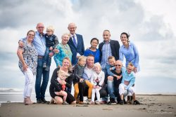 Familieportret op het strand bij Ter Heide