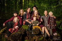 Familieportret in rood in Kralingse Bos