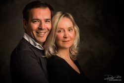 Familieportret op donkere achtergrond