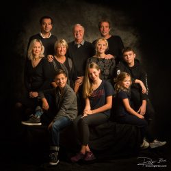 Familieportret op donkere achtergrond