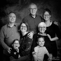 Familie portret in studio, op donkere achtergrond