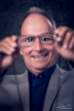 Ludiek portret van  man met bril