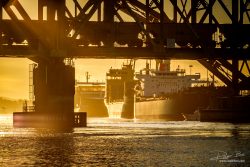 Foto van spoorwegbrug en zeeschepen in de haven van Vancouver. Door industriëel fotograaf Rogier Bos