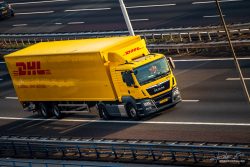 Verkeer DHL vrachtwagen op snelweg