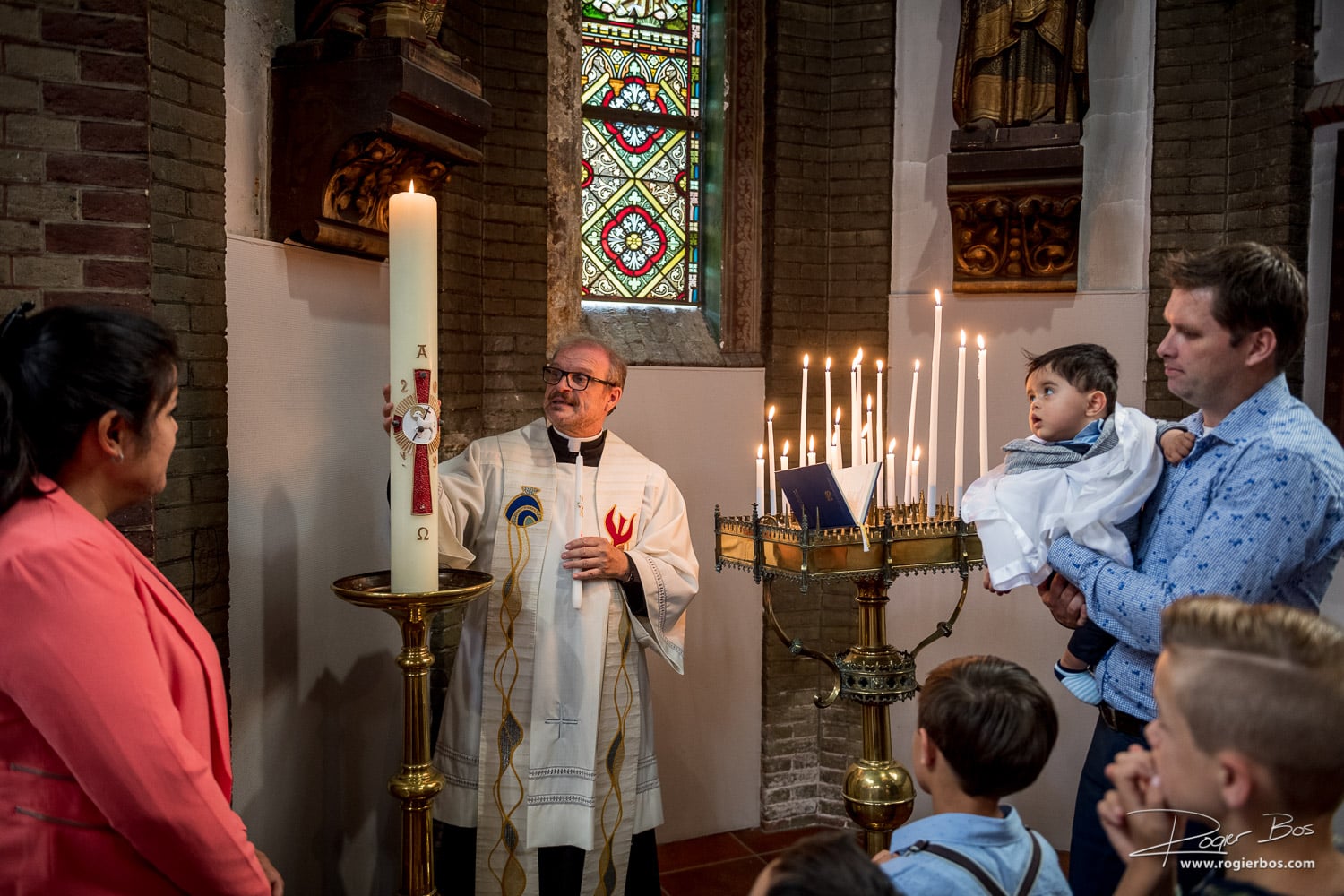 Fotografie van doop in katholieke kerk - Rogier Bos — fotograaf voor