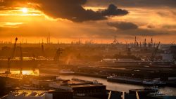 Avond valt over de haven van Rotterdam