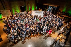 Groepsfoto 300 personen tijdens event Schiecentrale - ondertekening klimaatakkoord