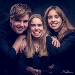 Familie portret 3 pubers in zwart in studio #2