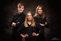 Familie portret 3 pubers in zwart in studio