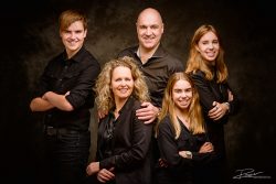 Familie portret in zwart in studio