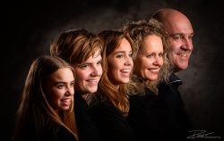 Familieportret in de studio: allemaal op een rij.