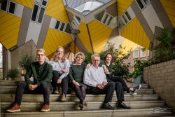 Familieportret bij de kubuswoningen in Rotterdam
