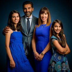 Familieportret in de studio in blauw-3