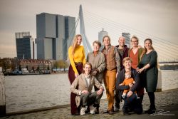 Familieportret in herfstkleuren voor Erasmusbrug vanaf de Boompjes