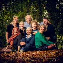 Familieportret vierkant in de herfstbladeren