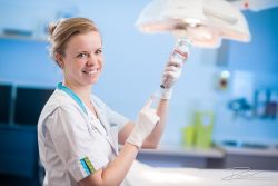 Zorg - verpleegkundige maakt een injectie klaar