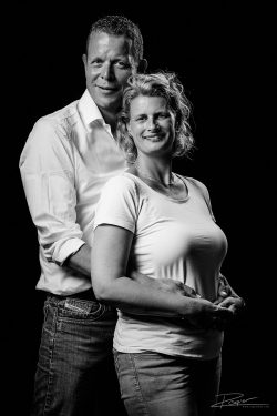 Familieportret - getrouwd stel zwartwit in de studio