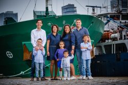 Familieportret op de kade in Rotterdam