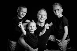 Familieportret - vader en 3 jonge zoons