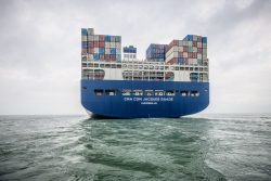 Haven van Rotterdam vertrek containerschip Yangtzekanaal naar Nieuwe Waterweg-8