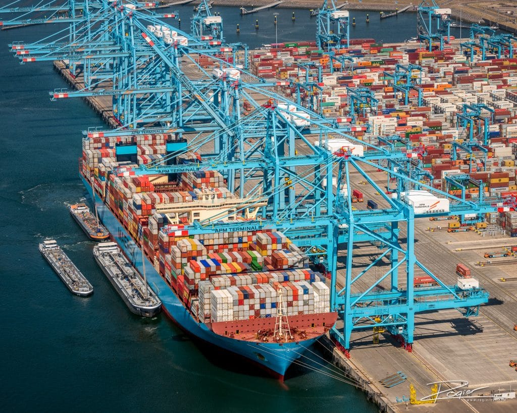 Luchtfoto van APM Terminal op Maasvlakte