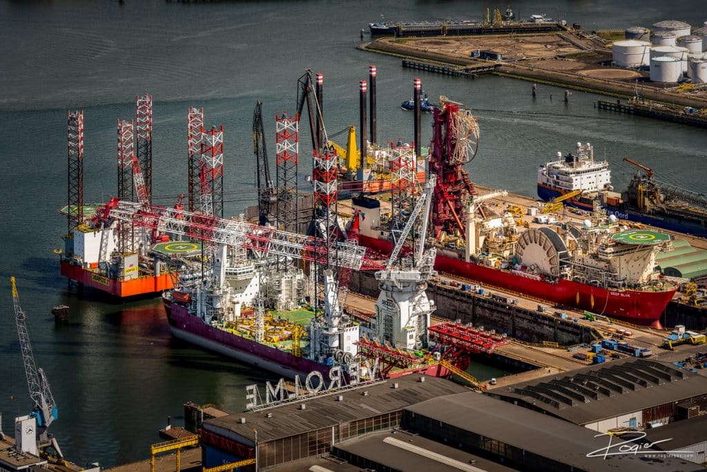 Luchtfotografie van industrie in de haven van Rotterdam: Jackups bij Damen Verolme in de Botlek