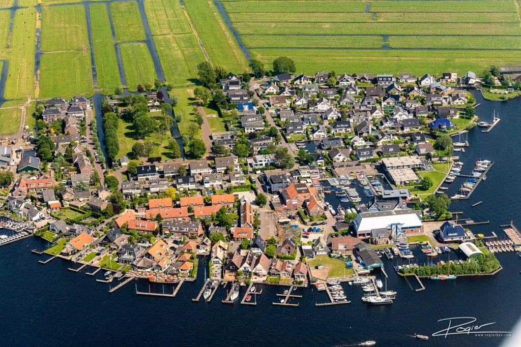 Luchtfoto van Kaag, aan de Dieperpoel.