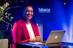 Event fotografie van online streaming Event met dagvoorzitter Frenk vd Linden in Isalatheater