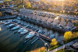 Drone foto woonwijk en jachthaven bij ondergaande zon
