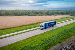 Dronefoto logistiek transport in Nederlands landschap