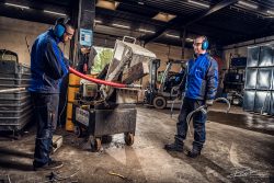Industrële fotografie metaal snijden bij recyclingbedrijf