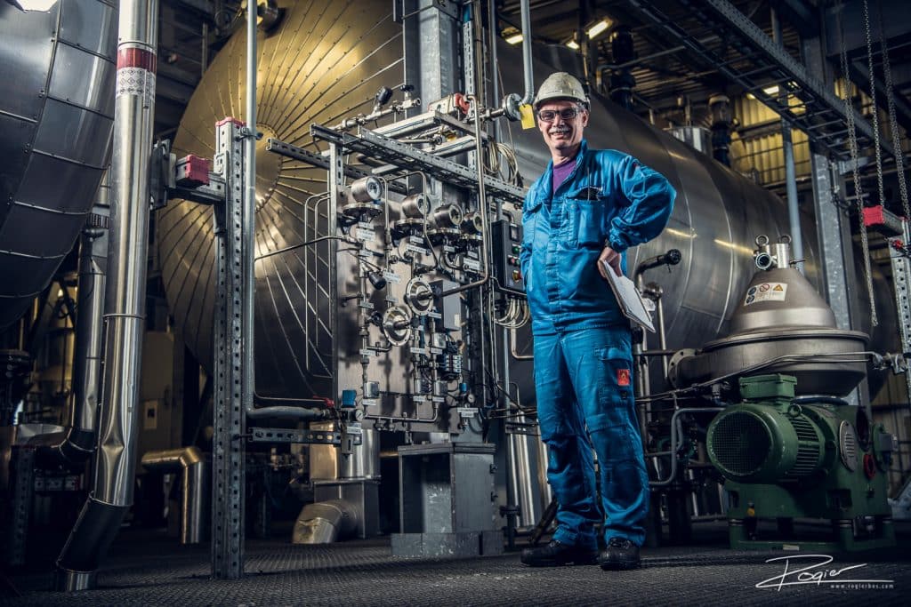 Terminal operator bij Viterra voor een enorme tank in deze fabriek