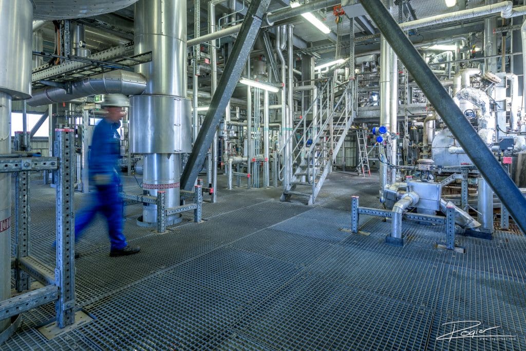 Oil Movement Operator loopt door productielocatie