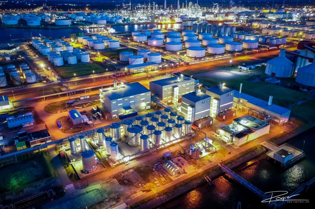 Oil terminal productielocatie in de haven van Rotterdam
